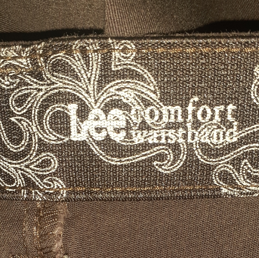 Lee - Picture 5 of 6